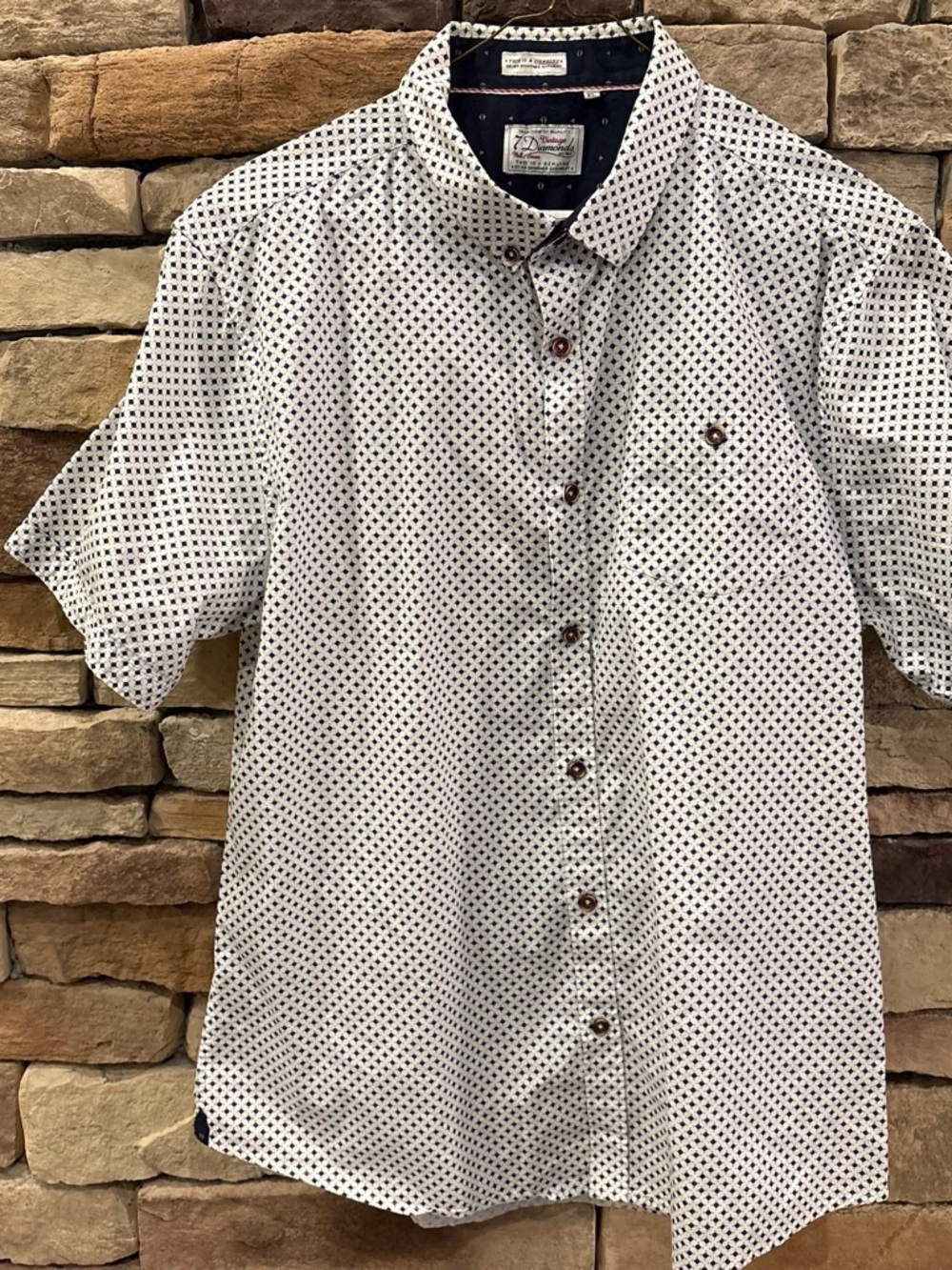 7 Diamonds White Short-Sleeve Button Down Shirt with Navy Geometric Print